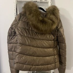 Puffer jacket with fur hood